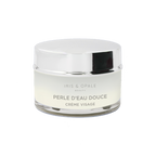 texture de creme perle d'eau douce sur fond blanc